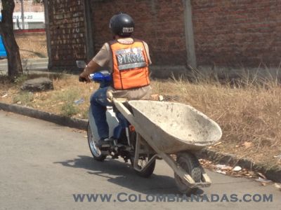 Moto Remolque
Sobre la calle 26 en Cali este maestro de Obra quiso convewrtir su moto en Volqueta
Keywords: Moto;volqueta