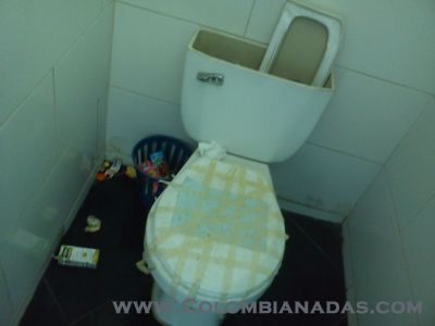 La mejor forma de decir fuera de Servicio 
Baño de mujeres en un Restaurante de Choconta!!
"La mejor forma de decir Fuera de servicio"
Keywords: Baño;Fuera de servicio