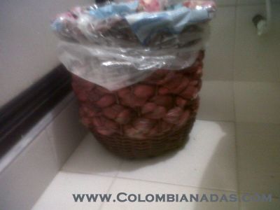 tipica caneca de basura
Como buenos colombianos usamos las bolsas plasticas usadas para la basura
