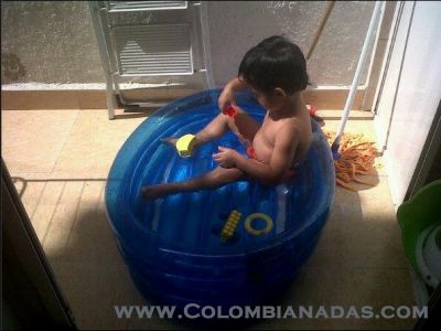 Bebe en piscina
