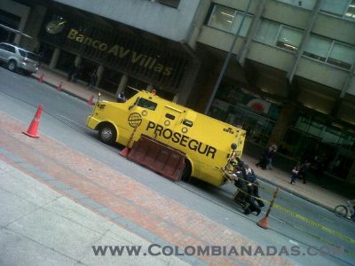 Vehículo Transportador de Valores Inseguro
Varios guardias de seguridad empujando un vehículo transportador de valores!!!

Imagínense la inseguridad, estos vehículos deberían siempre estar en buen estado y no tener que encender empujándolos. Menos mal sucedió en la carrera 13 con calle 27 - Bogotá…
Keywords: Inseguridad;Seguridad;Dinero;Guachiman