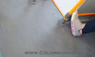Amor Ñerazo
"Huuuy ñero ahora si la tiene a sus pies" (o mejor, en sus patas) Estudiante yendo al colegio en barrio popular de Bogota (cerca a La Calera)
